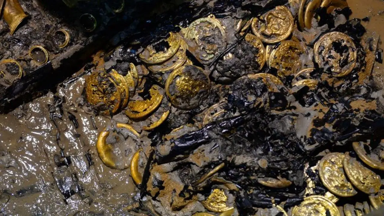 Binlerce yıllık mezar gün yüzüne çıkarıldı: Çok nadir objeler bulundu