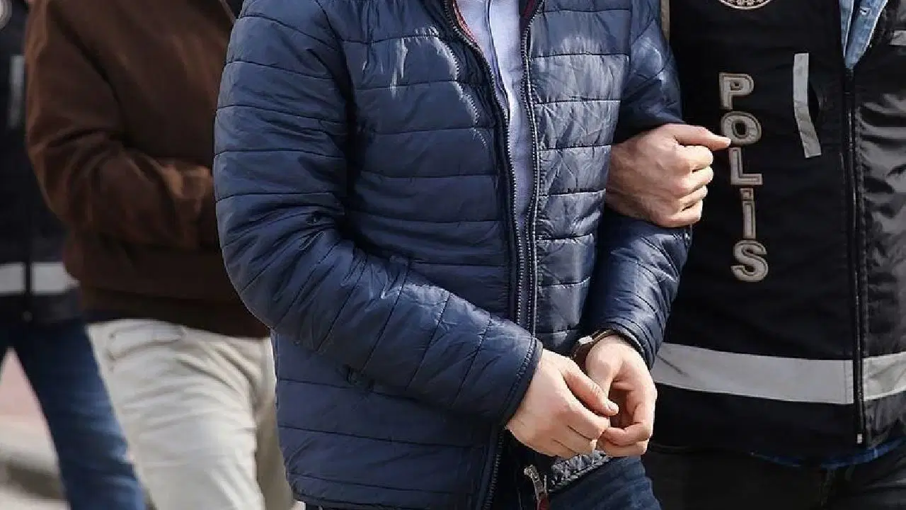 Kendilerini ‘polis’ ve ‘savcı’ olarak tanıtıp, milyonluk vurgun yaptılar!