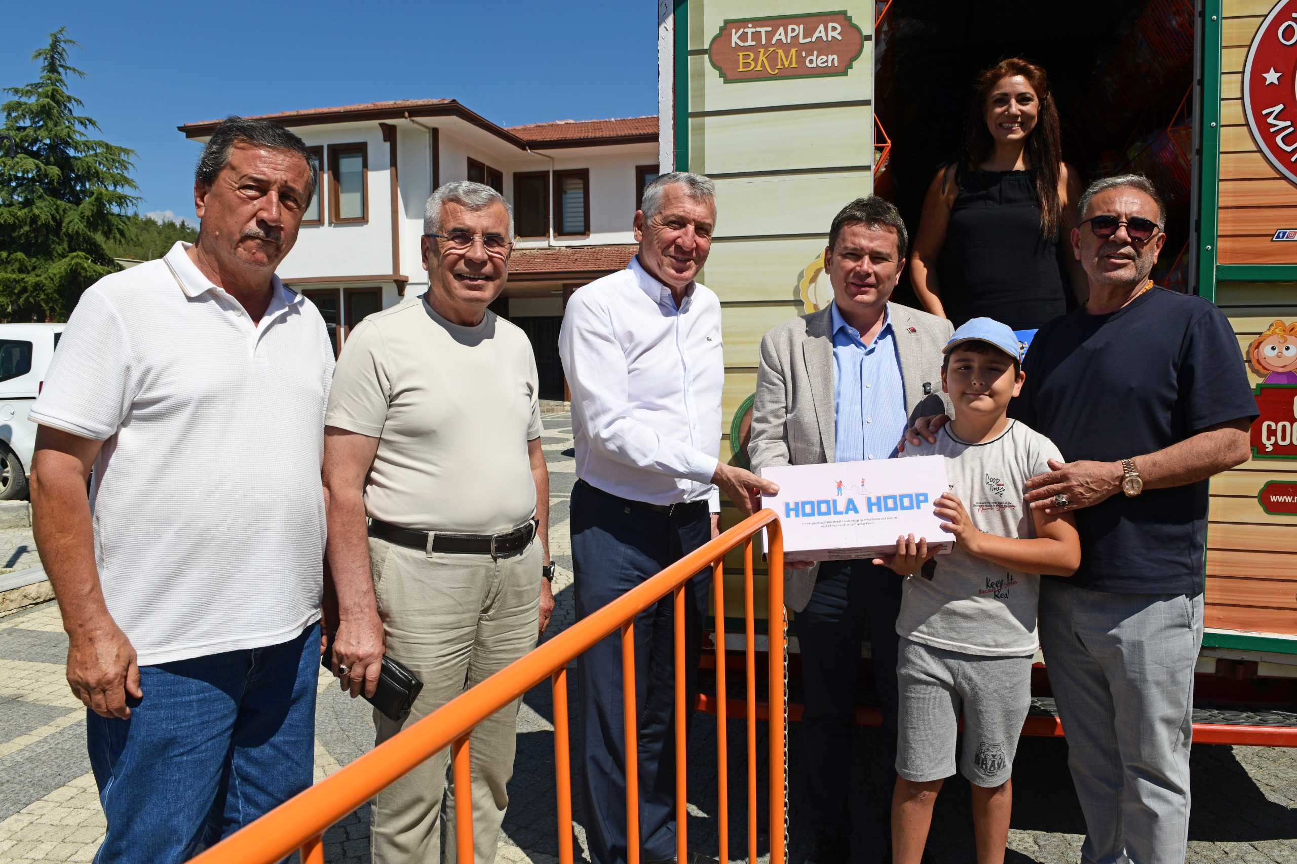 Muhsin Abinin Oyuncak Karavanı Harmancık’taydı: Minik Yüreklere Umut ve Neşe Götürdüler