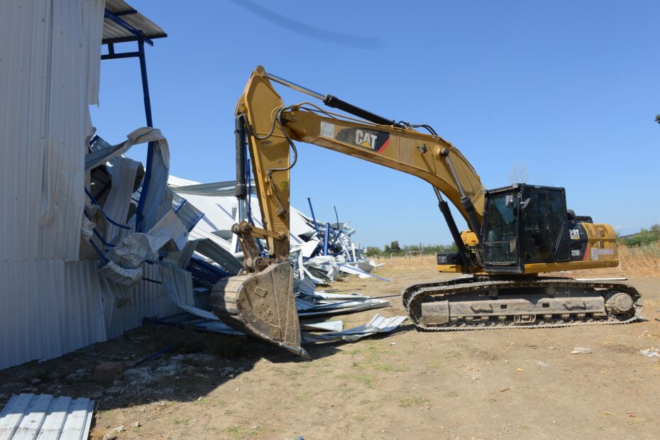 Akçalar’da 2 kaçak yapı yıkıldı