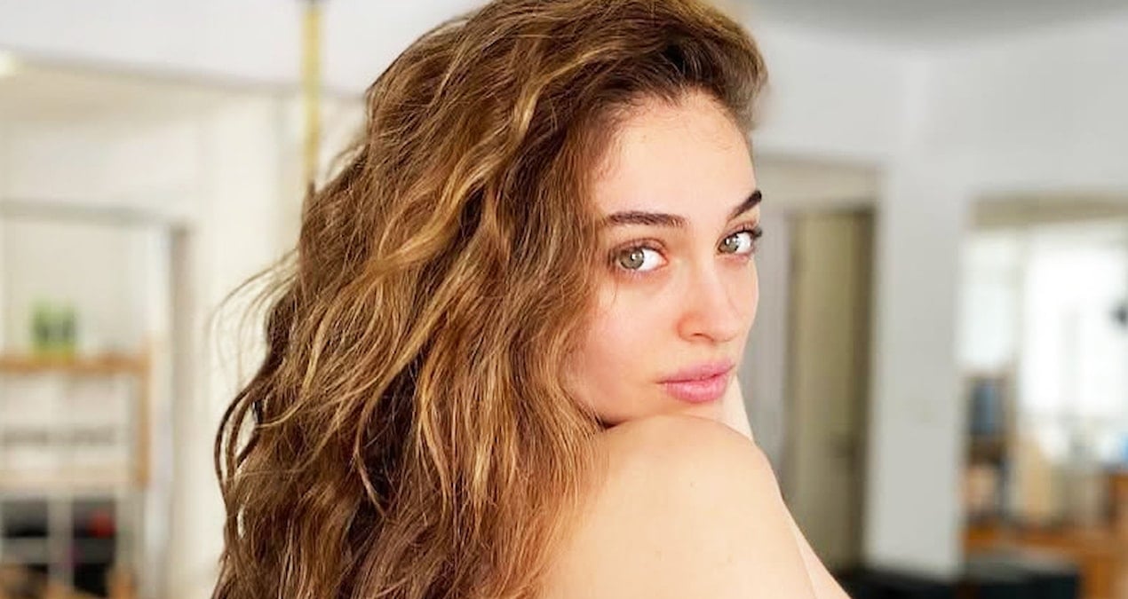 Cemre Baysel yeni rolü için saçlarını simsiyah yaptı