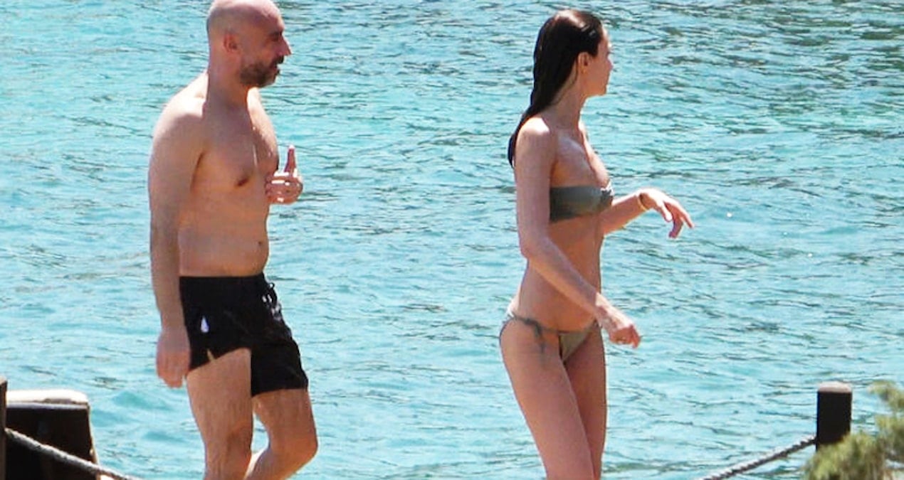 Demet Şener fiziğiyle gençlere taş çıkartıyor