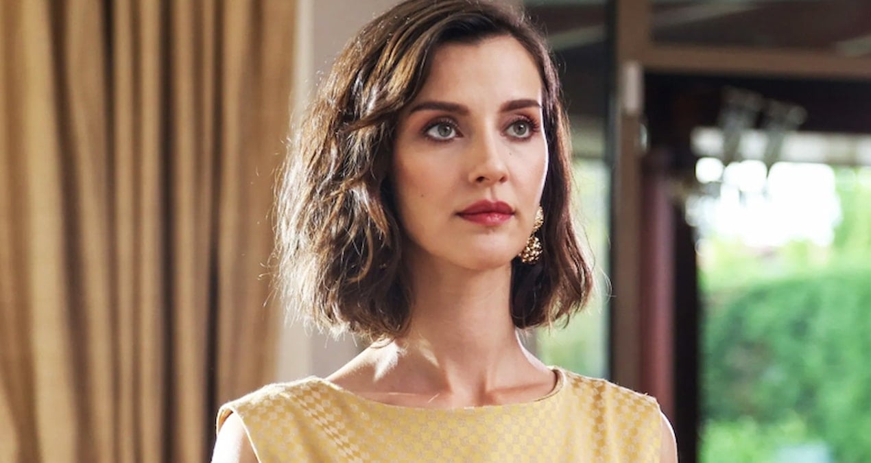 İrem Helvacıoğlu boyunlukla düğüne katıldı