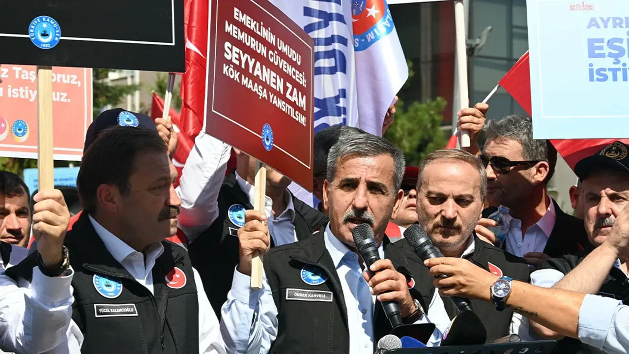 İş bırakan memurlar Hazine ve Maliye Bakanlığı’nın önünde