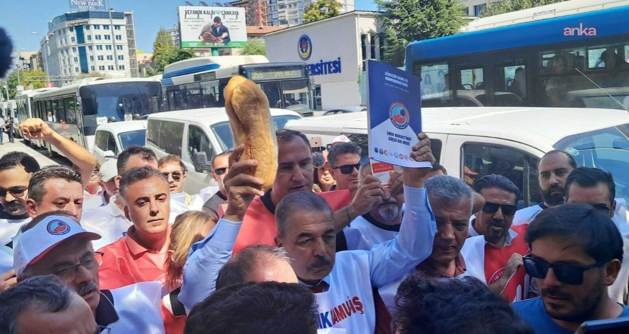 Memurların saray yürüyüşüne barikat engeli