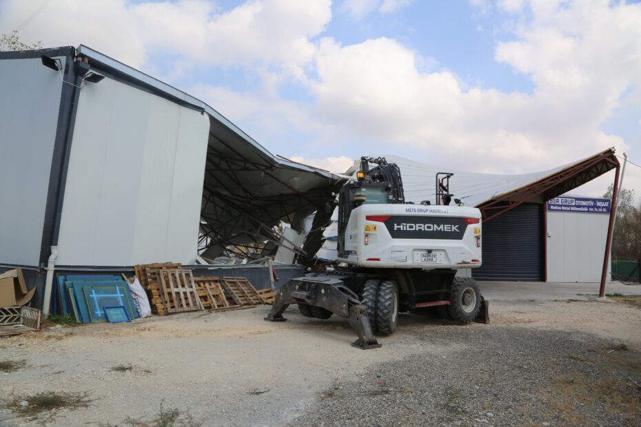 Nilüfer’de kaçak iki iş yeri yıkıldı  