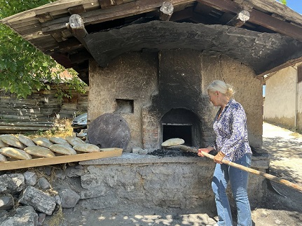 Cemile Yılgör’den Keles Harmanalanı’na Samimi Ziyaret: Halkla İç İçe, Ekmekle Bereketli Bir Gün