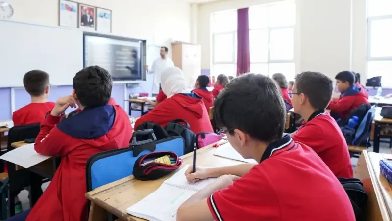 “Özel okullar devletin ücretsiz kitaplarını çöpe atıyor, velileri soyuyor!”