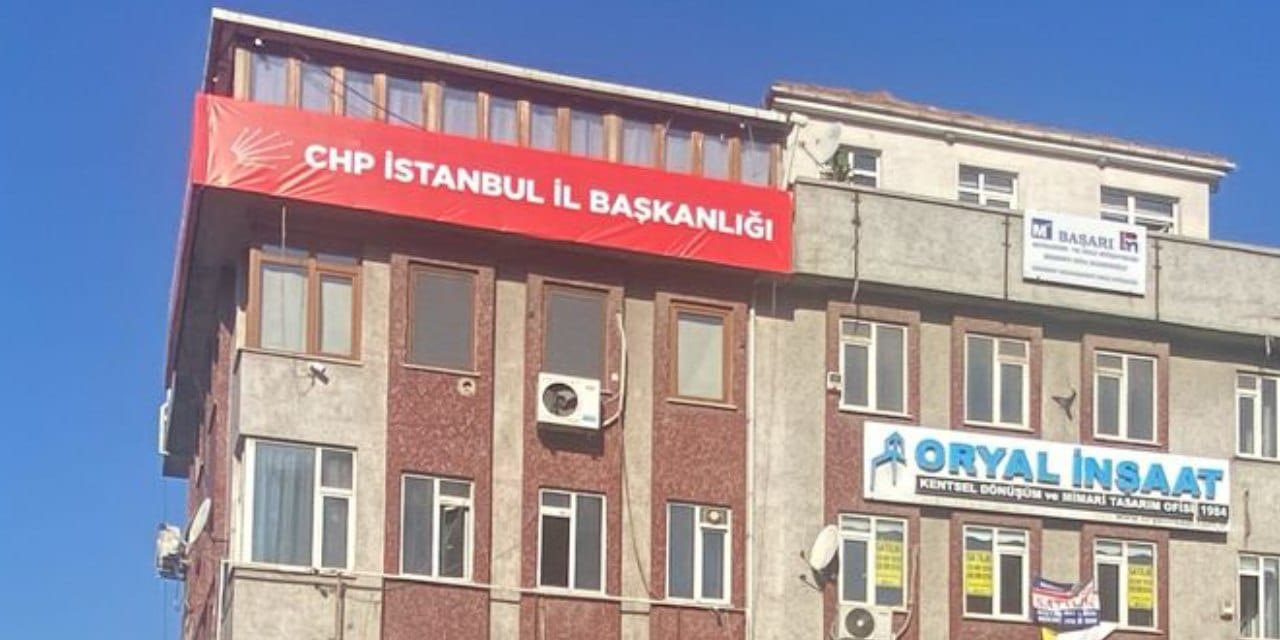 CHP İstanbul İl Başkanlığı tabelası asıldı