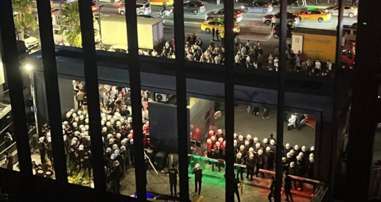 CHP İstanbul İl Binası abluka altında