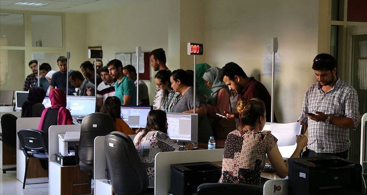 Duyan nüfus müdürlüğüne koşuyor