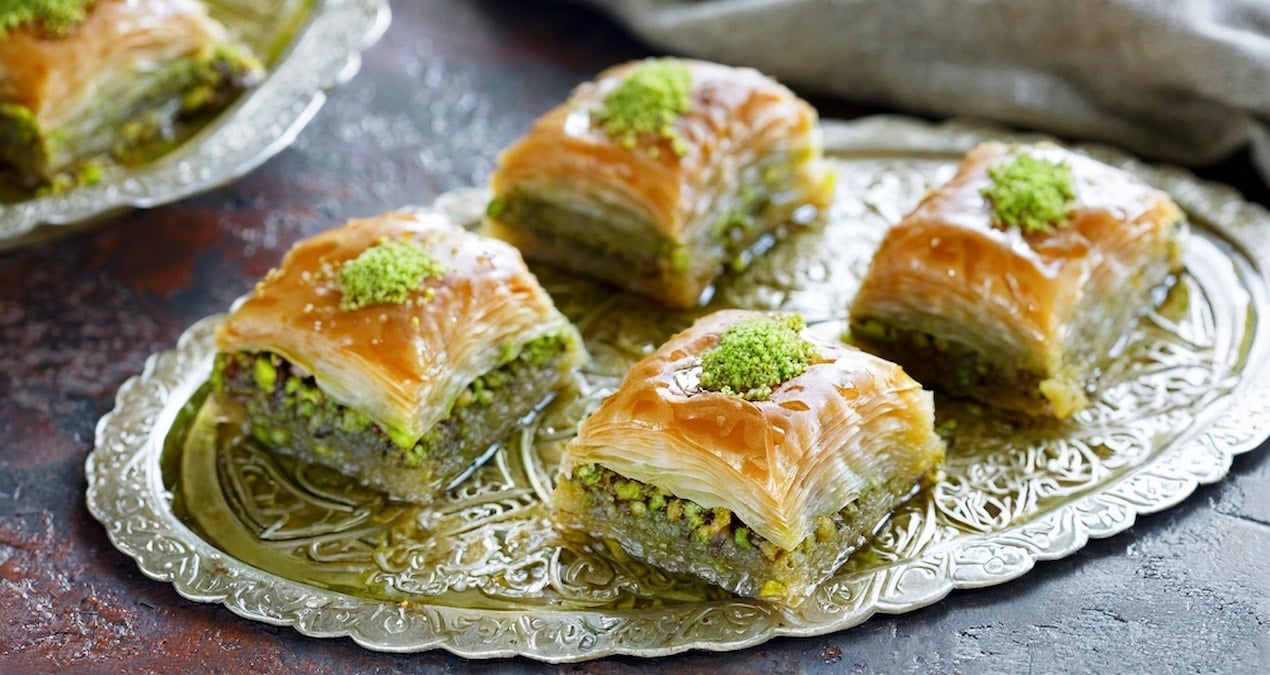 Ünlü tatlıcı baklava diye bakın ne yedirmiş