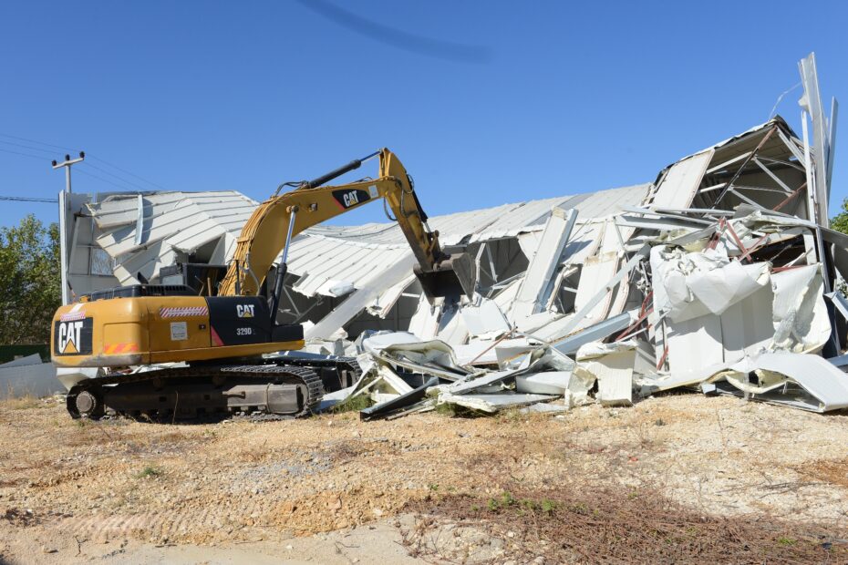 Ürünlü’de 2 kaçak yapı yıkıldı