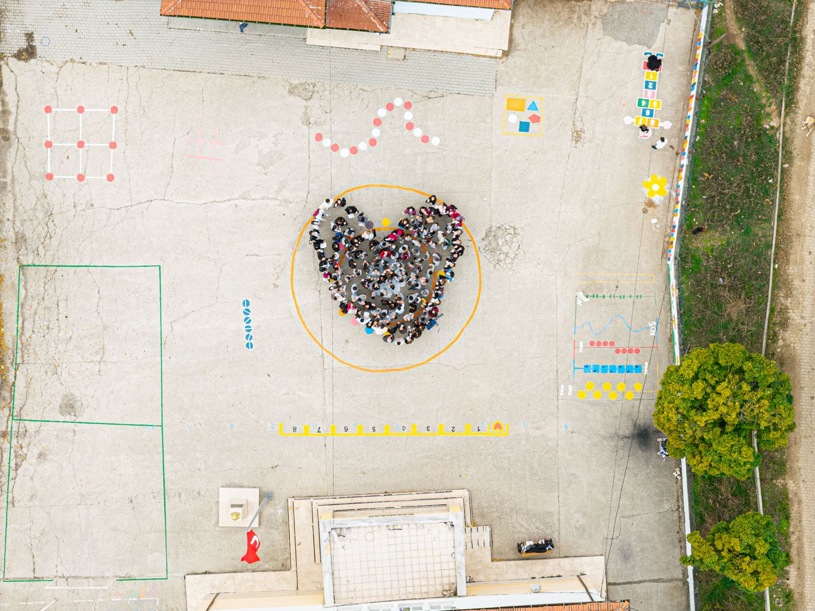 “Renklerle Umut” Projesi, Bir Okulu Renklendirdi – Çocuklara Umut, Topluma İlham Oldu