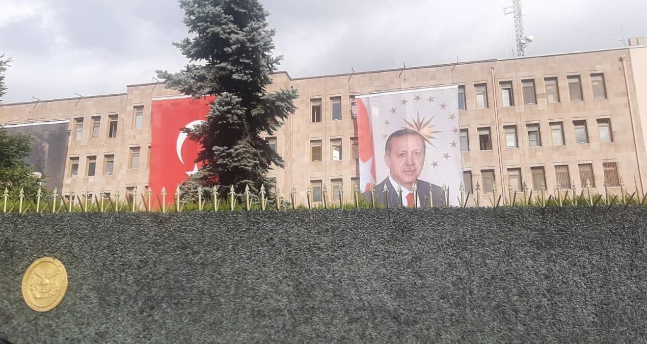 Cumhuriyet tarihinde ilk kez TSK binalarına Erdoğan posteri asıldı