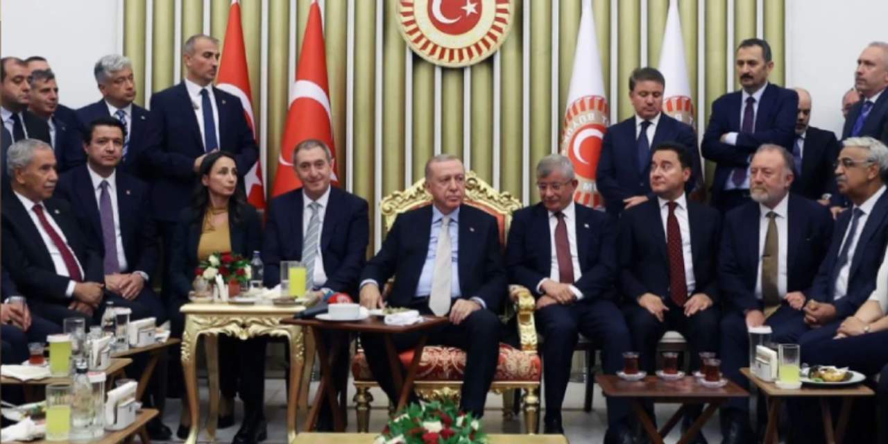 Davutoğlu Erdoğan’a göz kırptı