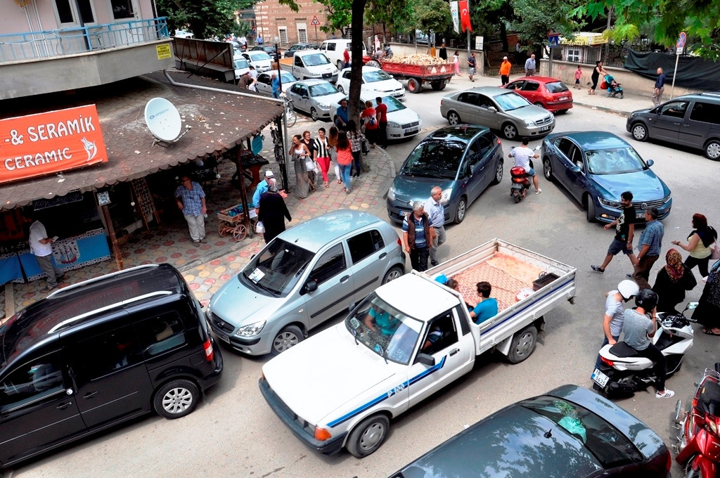 “İznik’te Otopark Krizi Büyüyor, Çözüm İçin Artık Adım Atılmalı!”
