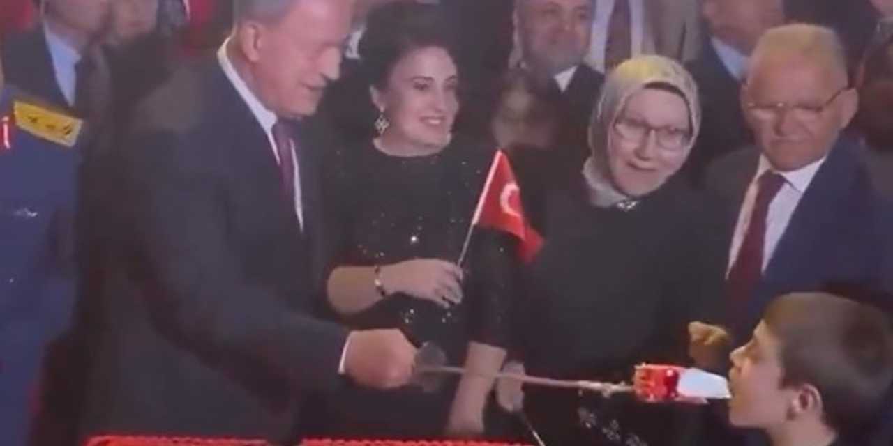 Hulusi Akar küçük çocuğa pastayı kılıçla yedirdi