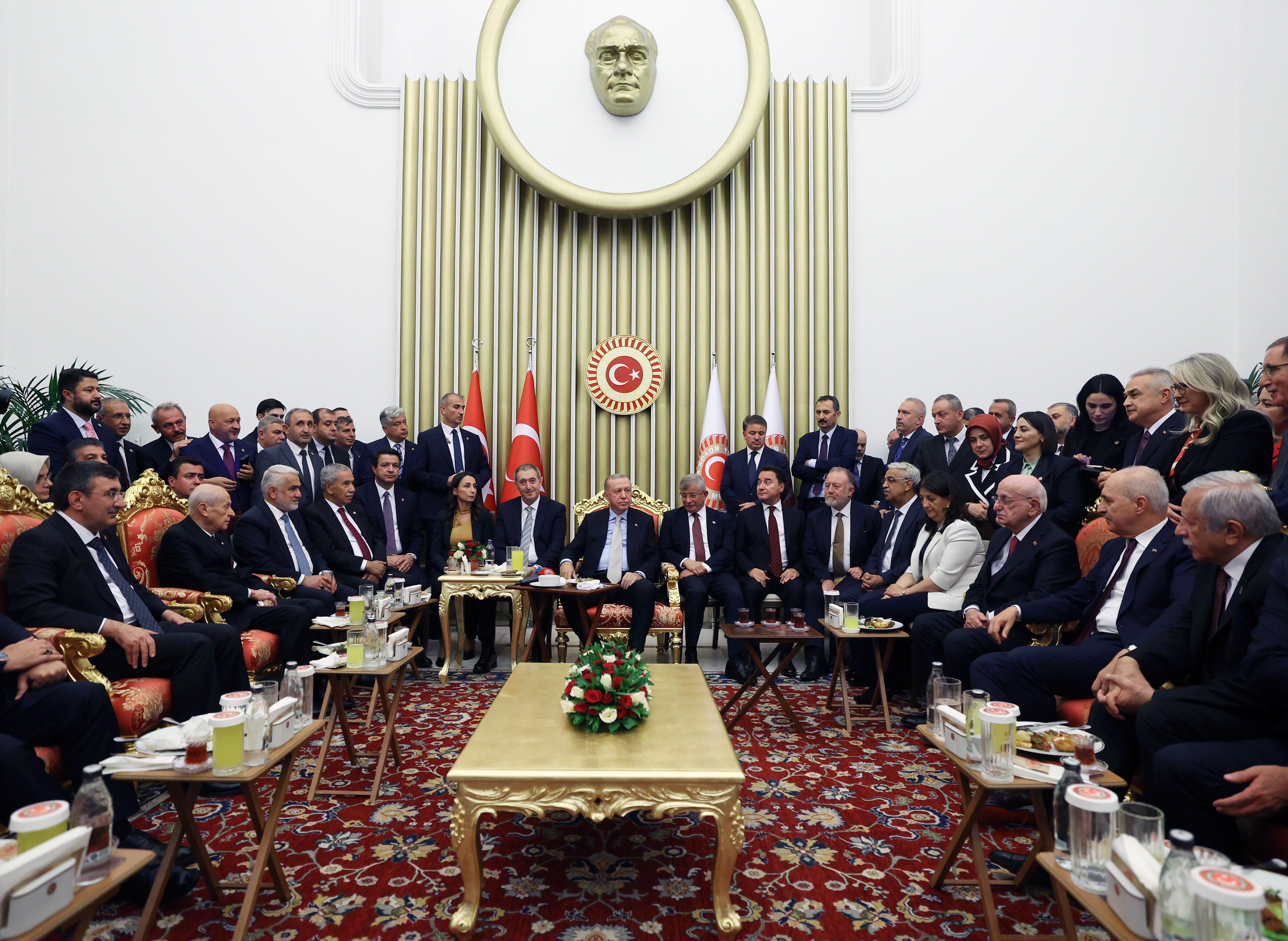 TBMM'de Resepsiyon Gecesi: Erdoğan ve Partilerin Liderleri Yeni Karşılaşmalarla Gündemde
