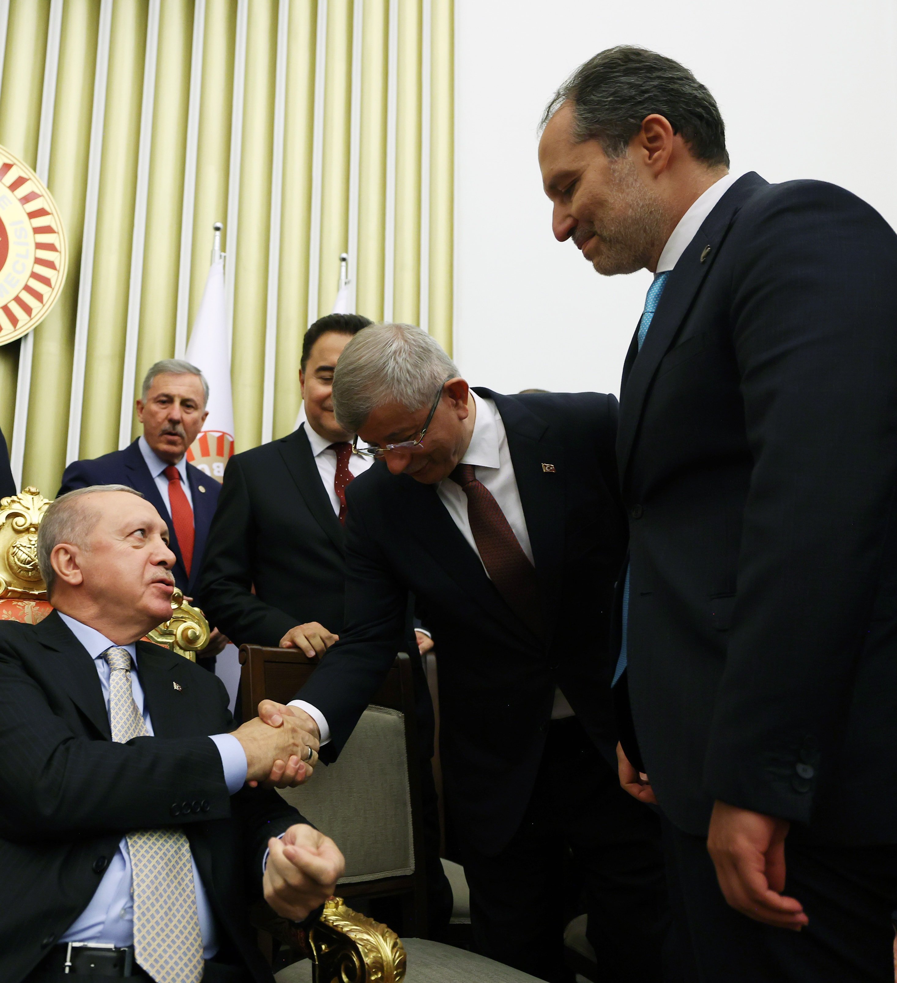 TBMM'de Resepsiyon Gecesi: Erdoğan ve Partilerin Liderleri Yeni Karşılaşmalarla Gündemde