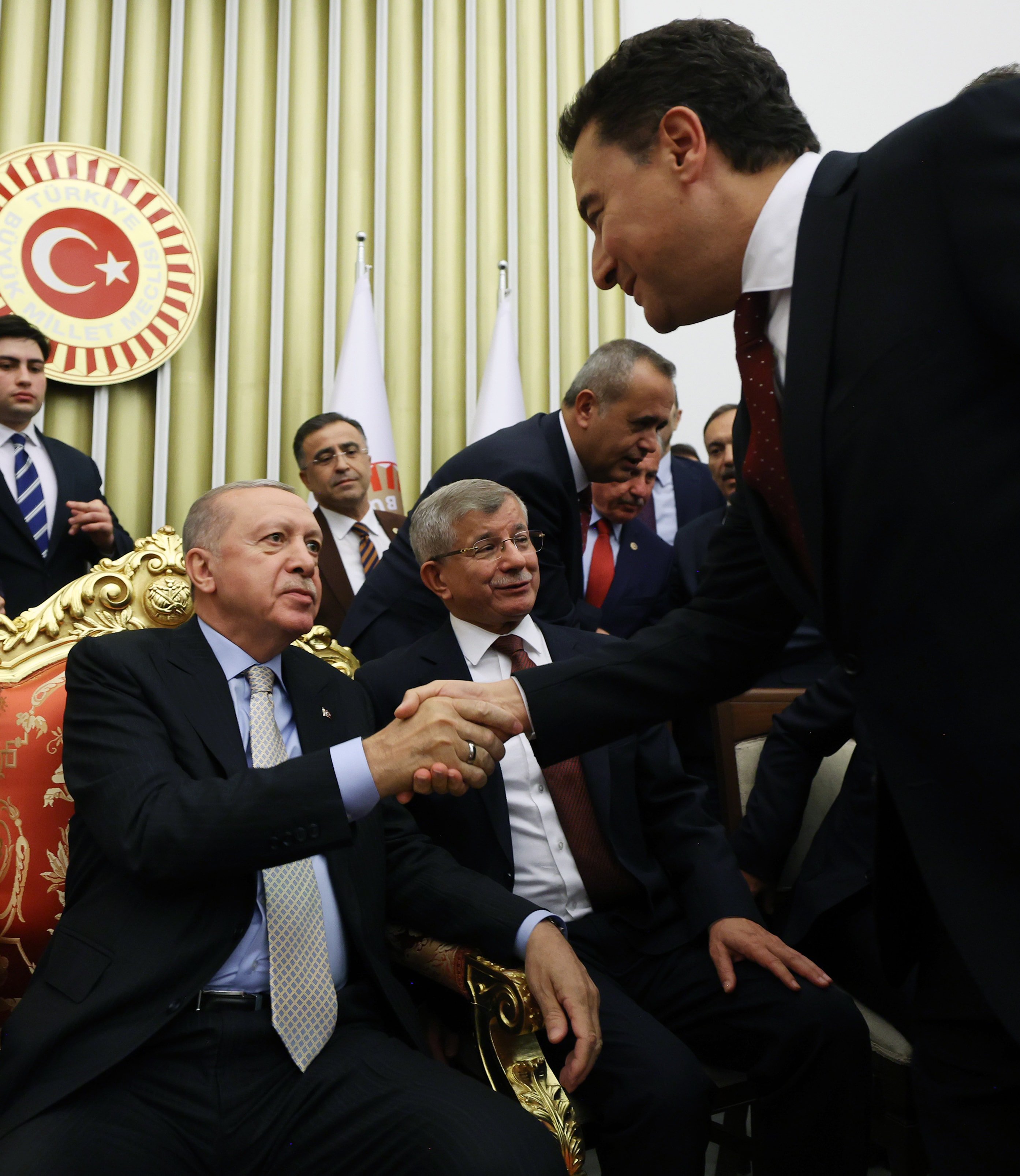 TBMM'de Resepsiyon Gecesi: Erdoğan ve Partilerin Liderleri Yeni Karşılaşmalarla Gündemde