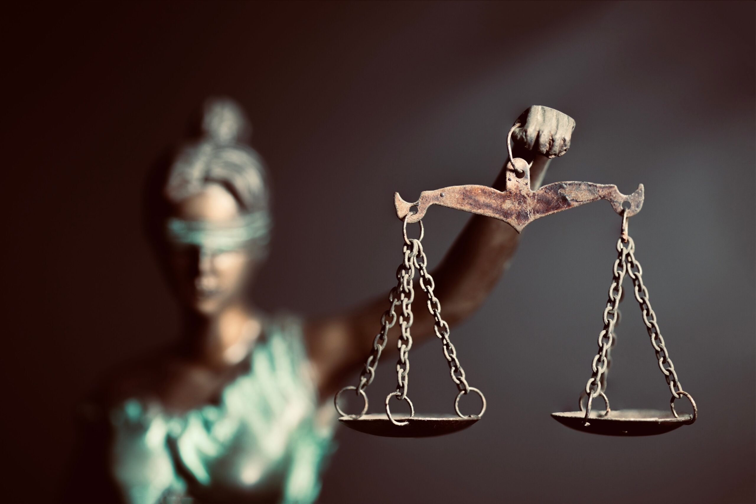 “Gerçek itibar, lüks harcamalarla değil; hukuk, adalet ve özgürlükle sağlanır.”