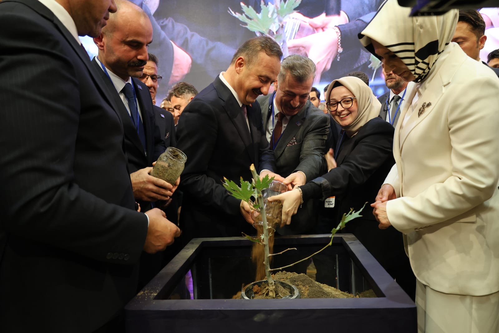 Anahtar Parti 1’nci yaşında 30 bin kişiyle salona sığmadı