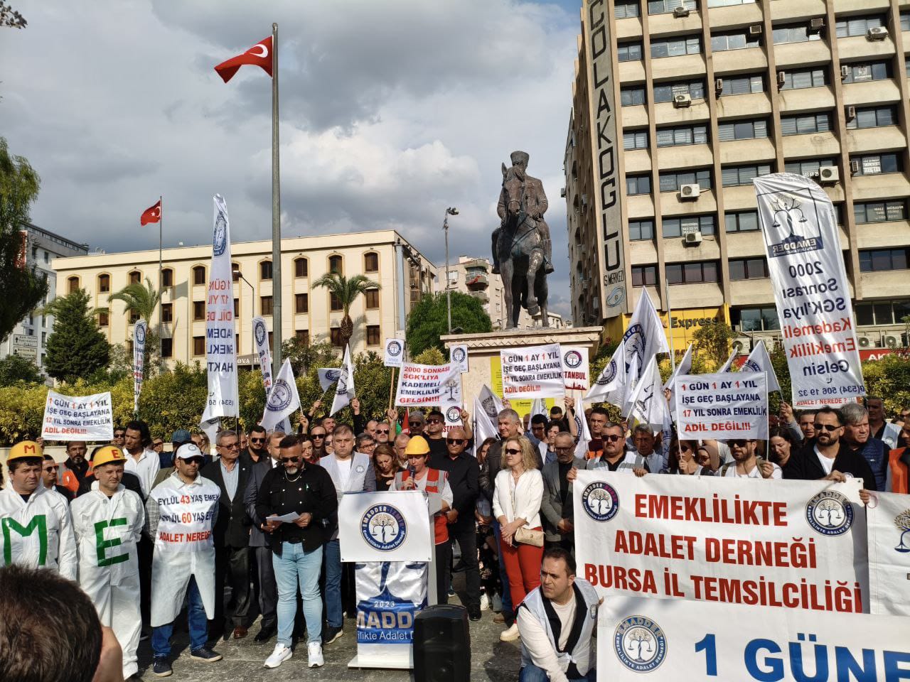 “Bu mücadele geri adım atmaz, susmaz, durmaz!”