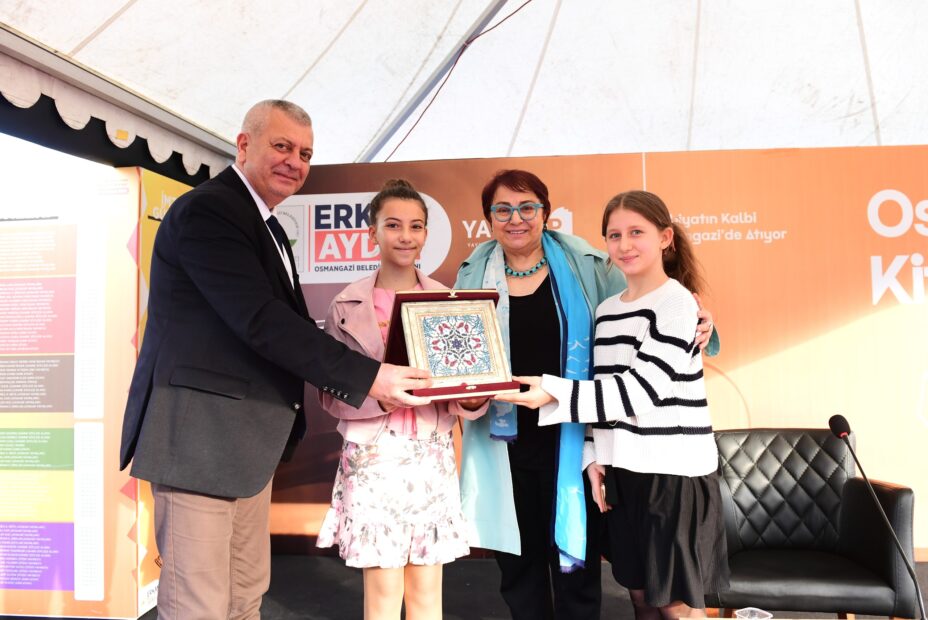 Bursalı 100 Bini Aşkın Kitap Sever Osmangazi Kitap Fuarı’nı Ziyaret Etti