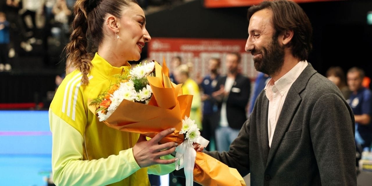 Hande Baladın önce çiçeği aldı sonra yıktı