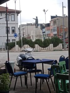 Özen: “Atatürk’ün Adını Taşıyan Meydandaki Bu İhmal Kabul Edilemez”