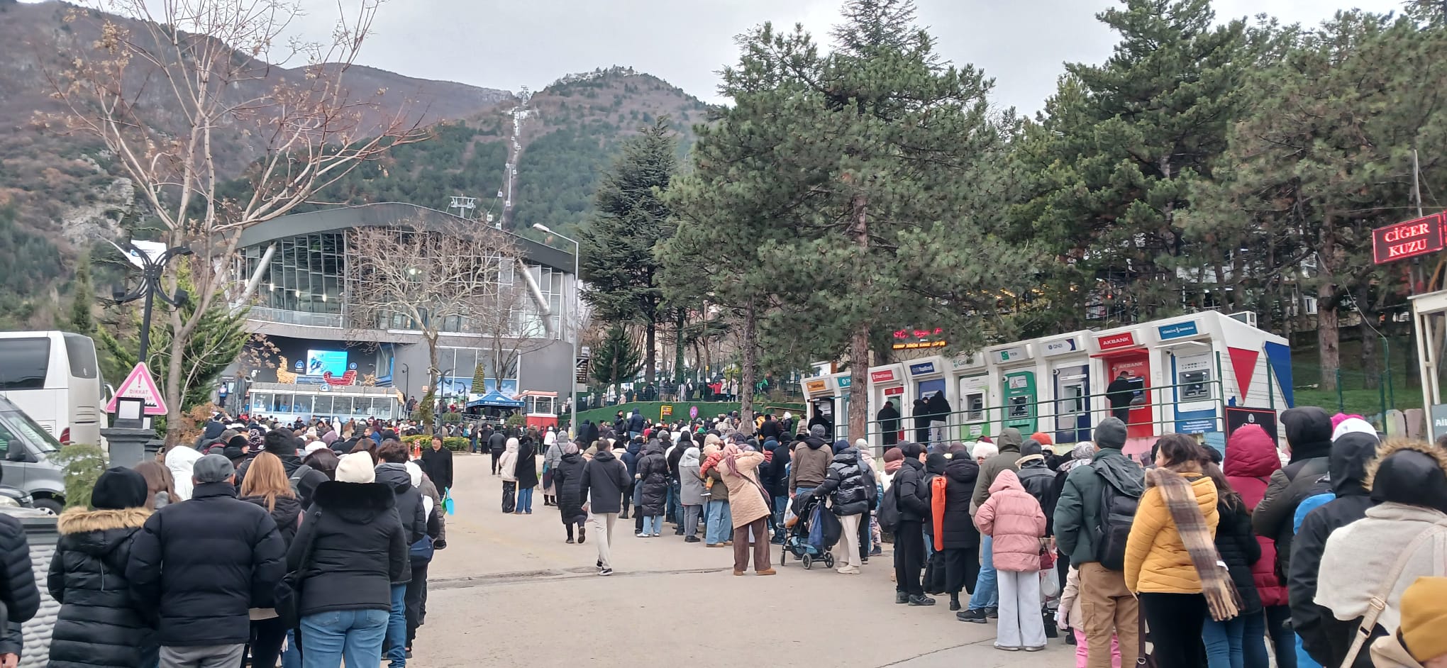 Metrelerce Teleferik Kuyruğu: Uludağ’da Yılbaşı Öncesi Yoğunluk Zirve Yaptı