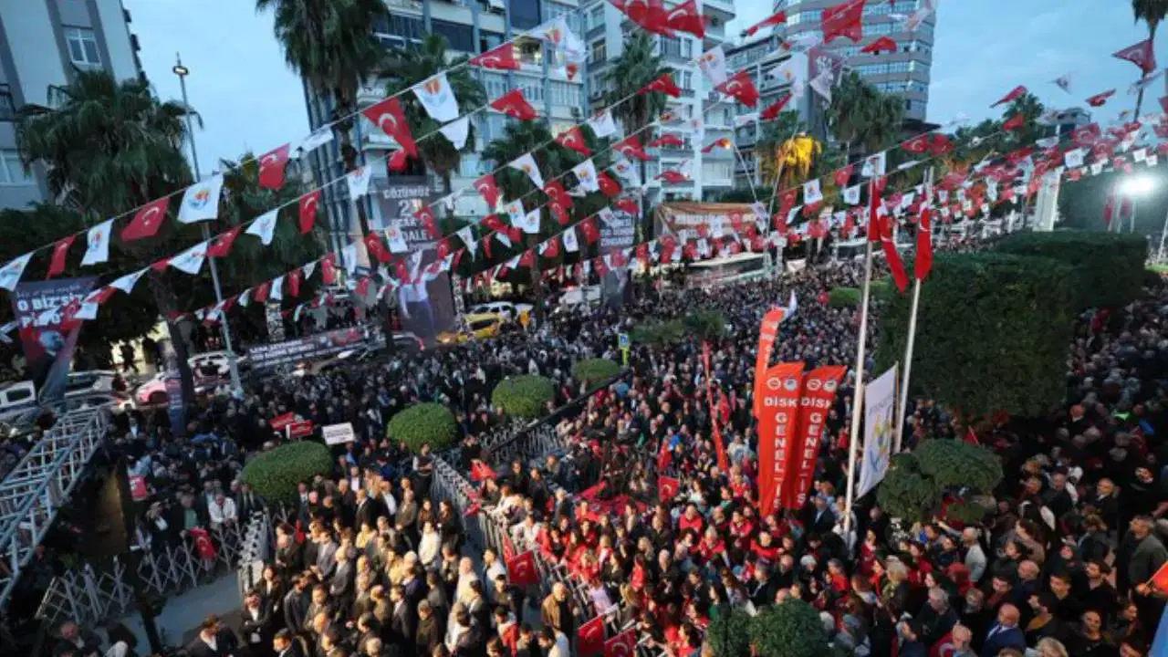 Adanalılar belediye liderlerine sahip çıktı: ‘Adana öksüz kaldı’