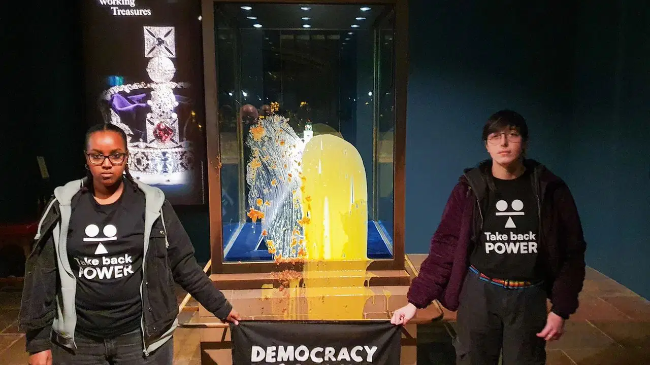 İngiltere’de kraliyet tacına muhallebi fırlatıldı