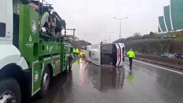 Maltepe’de servis minibüsü devrildi: Yaralılar var!