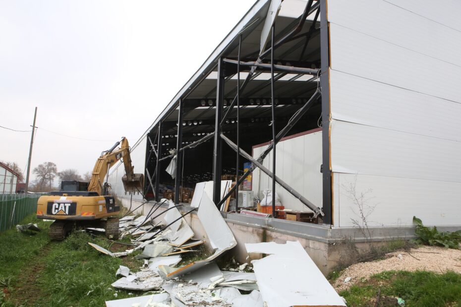 Nilüfer’de iki kaçak yapı daha yıkıldı