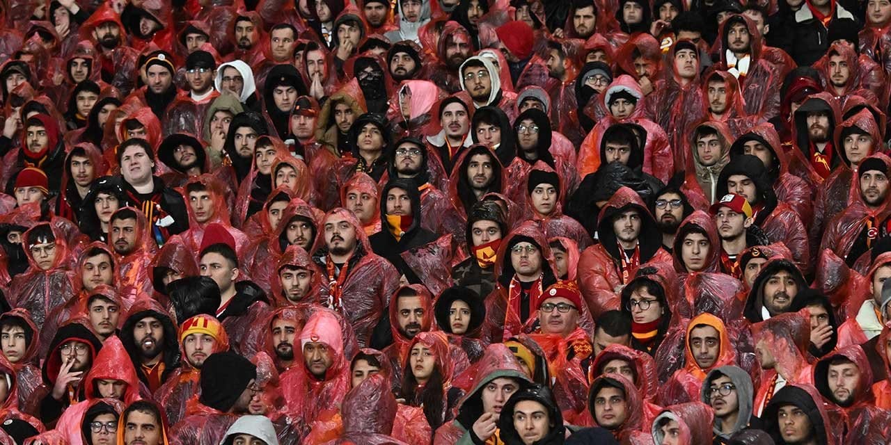 Galatasaray taraftarı derbi sonrası yönetime patladı