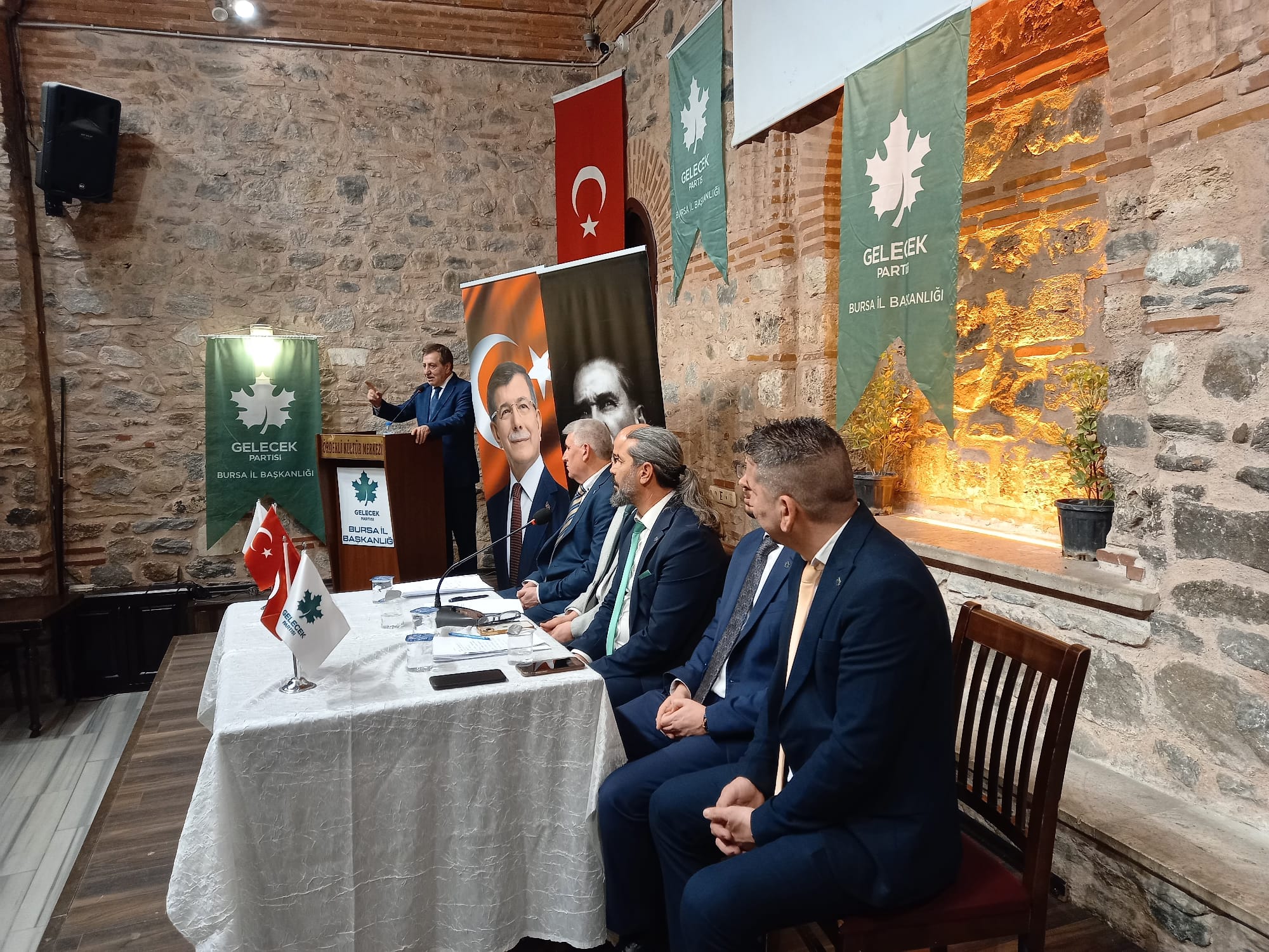 “Kararsız Seçmen Anketlerde Birinci, Gelecek Sahada Güçleniyor”