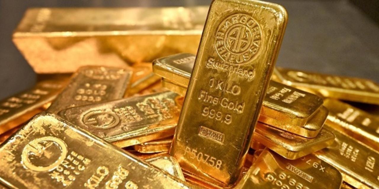 Altın oturduğu yerden kalktı