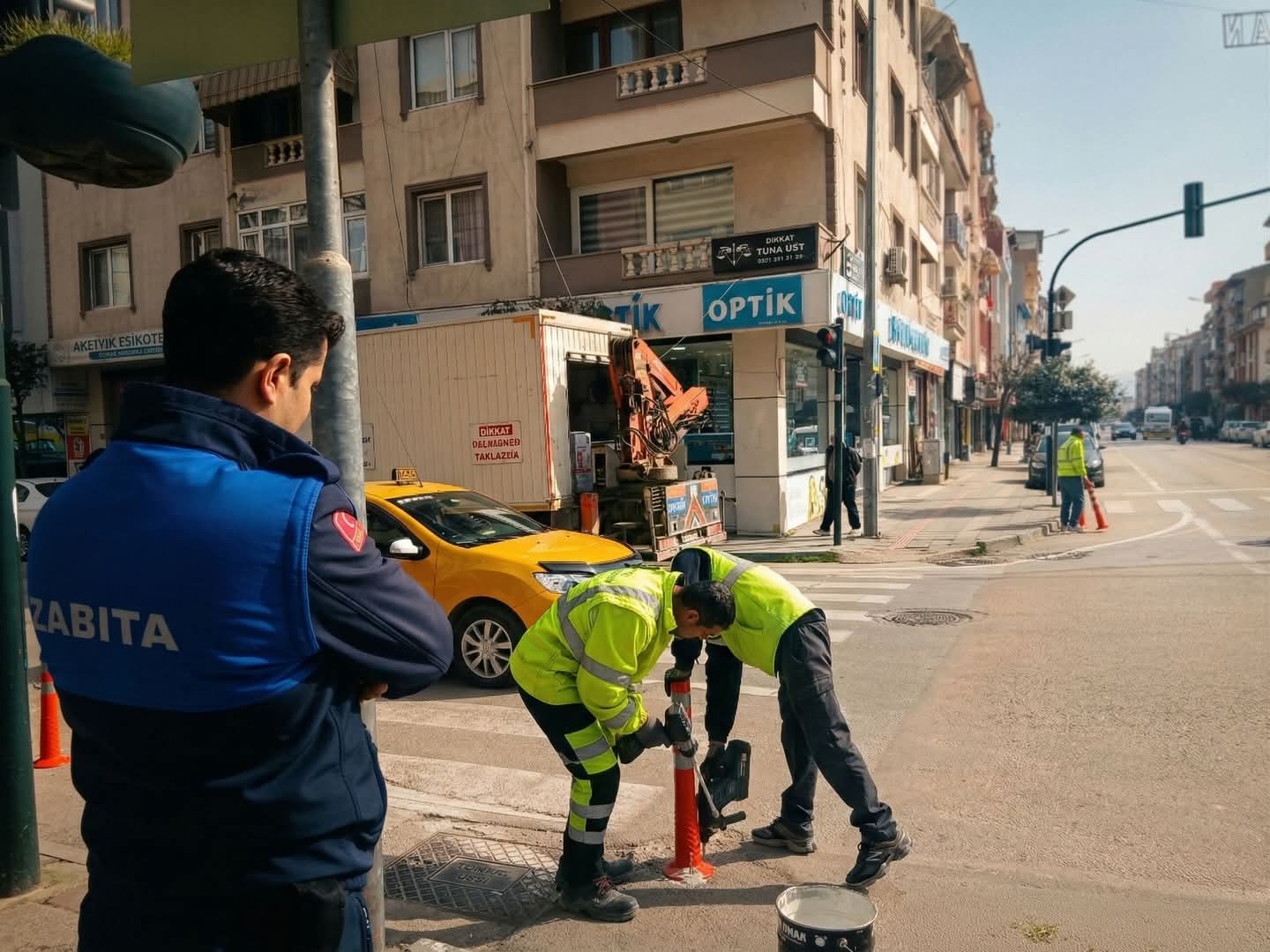 Gemlik’te Kaldırım İşgali Alarmı: “Şehir Yayaların mı, Araçların mı?”