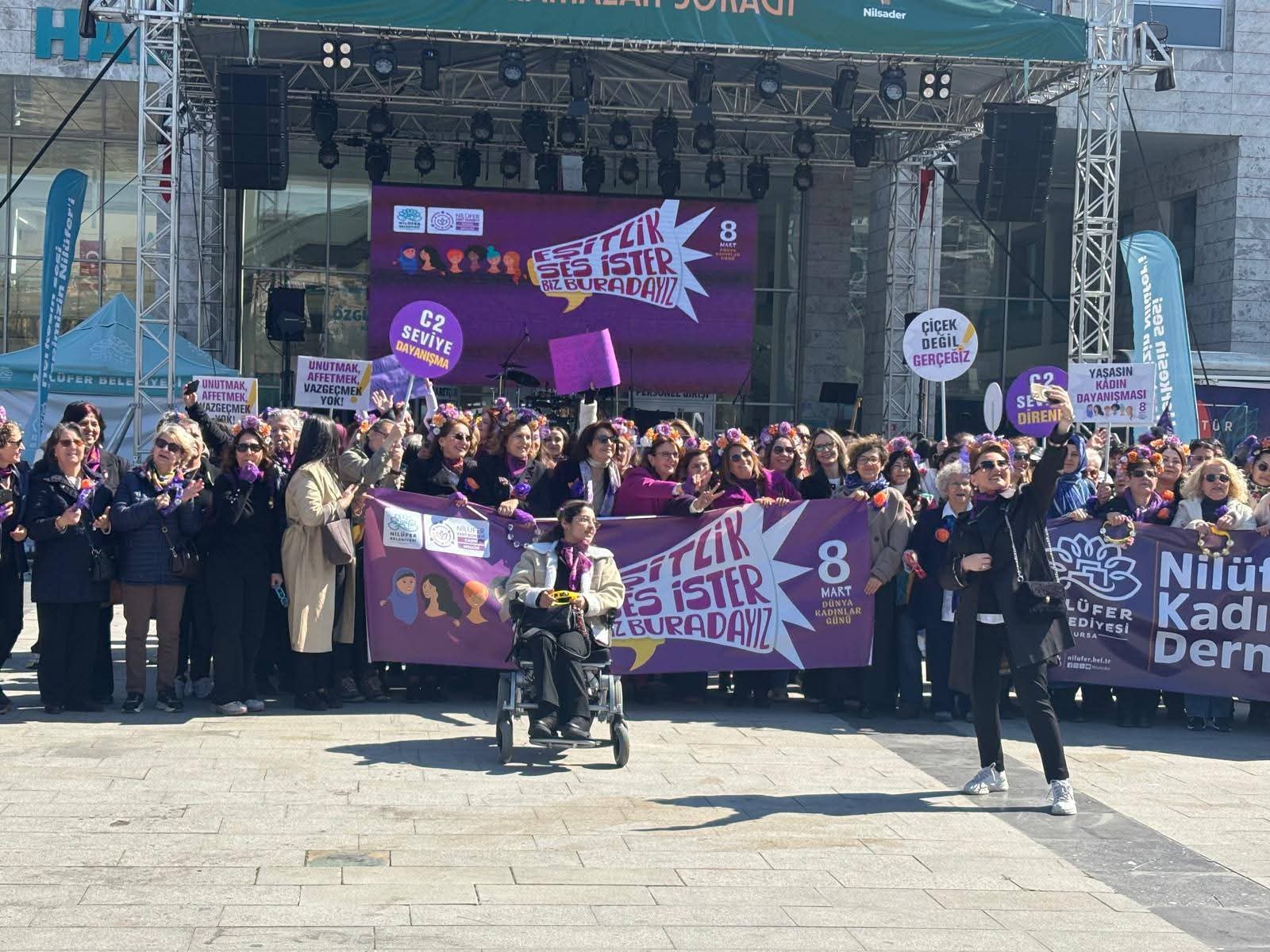 Taçlar Kadın Dayanışmasının Sembolü Oldu: 8 Mart İçin Anlamlı Hazırlık