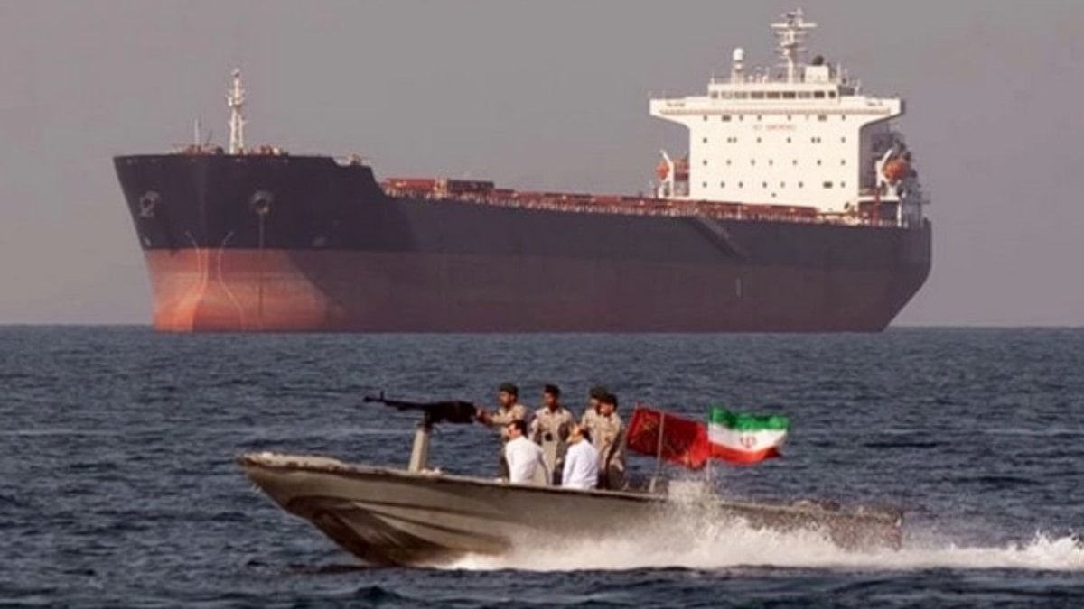 Hürmüz Boğazı’nda 3 gemiye ateş açıldı