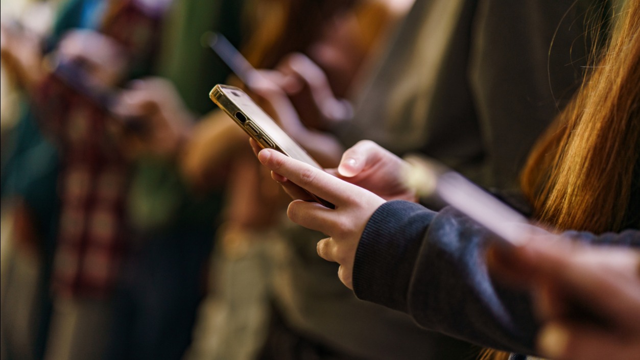 İngiltere okullarda cep telefonunu yasaklıyor