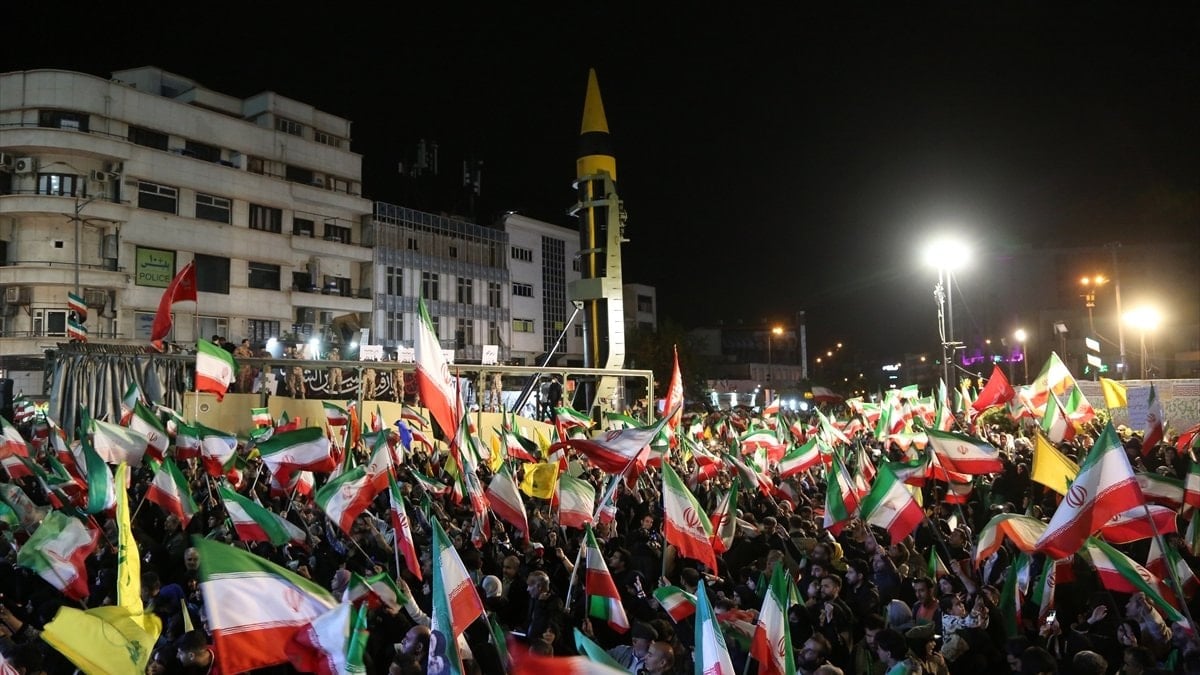 İran’da binlerce kişiden ABD ve İsrail’e “füzeli” protesto