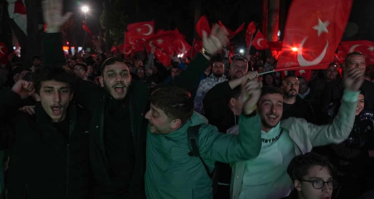 Tarihi maç dev ekranlardan takp edildi!