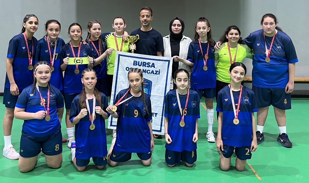 Futsal’da şampiyon Elmasbahçeler Salih Şeremet Ortaokulu