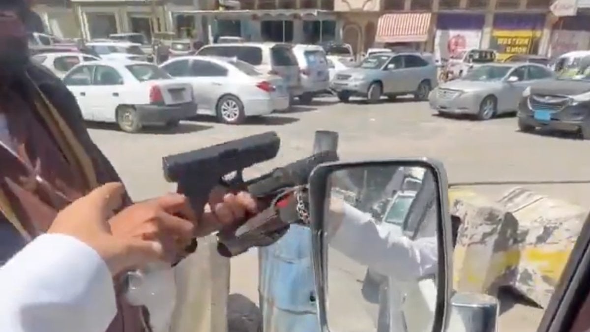 Yemen’de Sokaklarda Silah Ticareti
