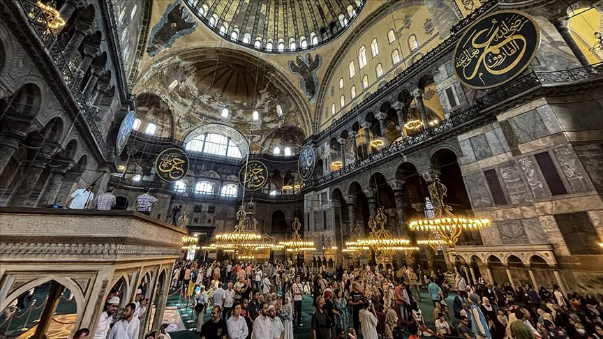 Ayasofya’da İki Turistin Gözaltına Alınması