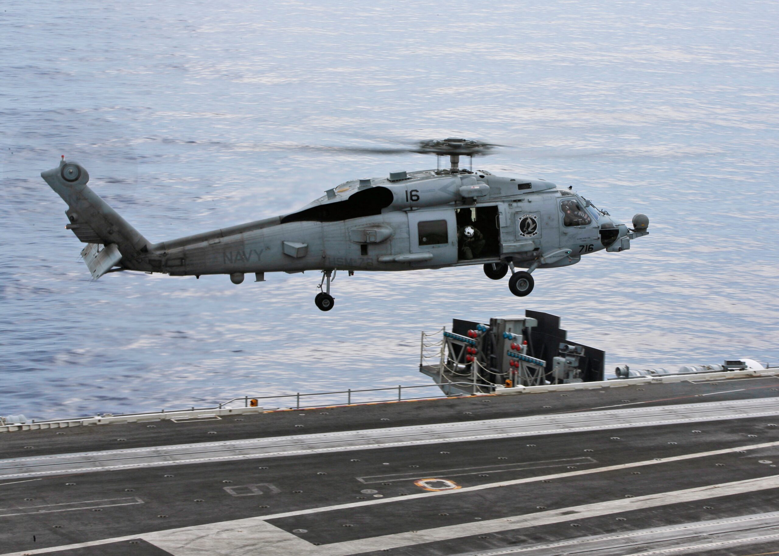 MH-60S Helikopteri Umman Denizi’ne Acil İniş Yaptı