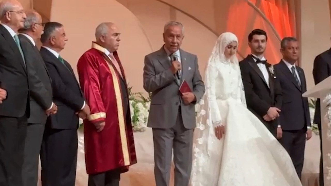 Bülent Arınç’ın Davutoğlu’na Destek Konuşmasının Perde Arkası